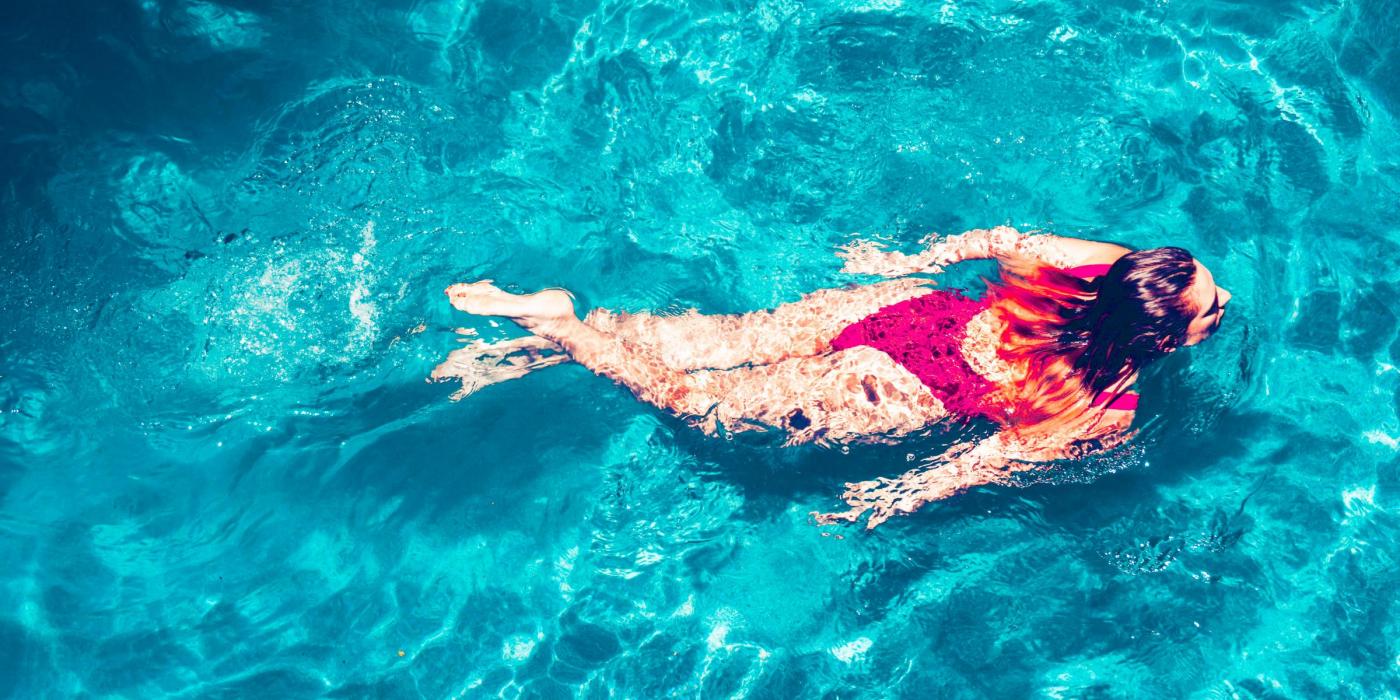 zwemmende vrouw badpak